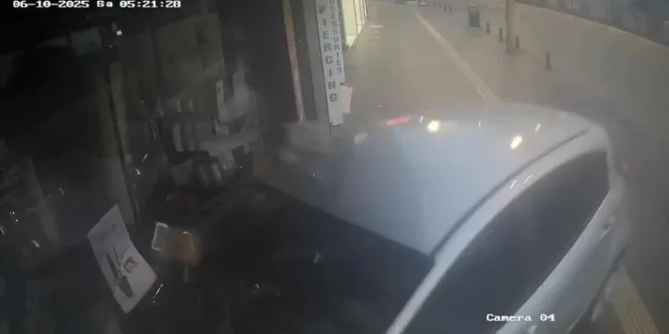 Adana’da 14 milyonluk kaçak güneş gözlüğü ve telefon ele geçirildi
