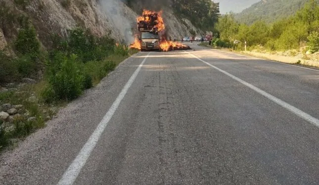 Adana’da 14 milyonluk kaçak güneş gözlüğü ve telefon ele geçirildi