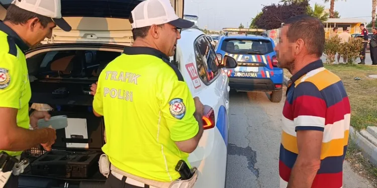 Adana’da 14 milyonluk kaçak güneş gözlüğü ve telefon ele geçirildi
