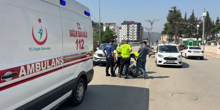 Adana’da 14 milyonluk kaçak güneş gözlüğü ve telefon ele geçirildi