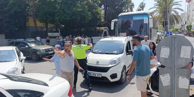 Adana’da 14 milyonluk kaçak güneş gözlüğü ve telefon ele geçirildi