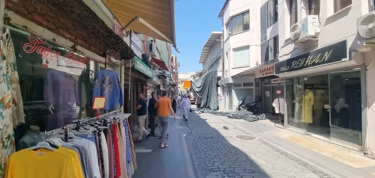 Merkezefendi Belediyesi kendi taktığı tenteyi kendisi söktü