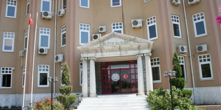 Merkezefendi Belediyesi kendi taktığı tenteyi kendisi söktü