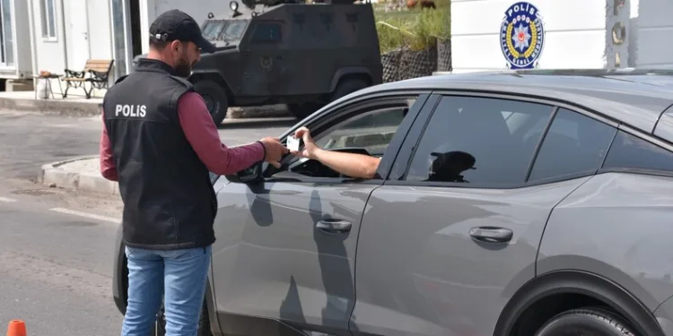 Merkezefendi Belediyesi kendi taktığı tenteyi kendisi söktü