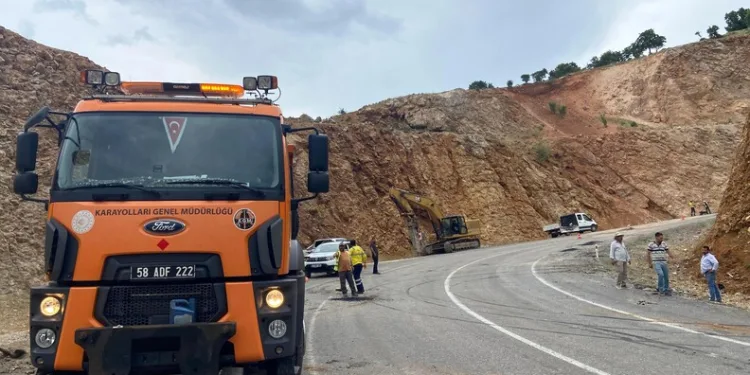 Yoldan çıkan tırın üzerindeki iş makinası düştü