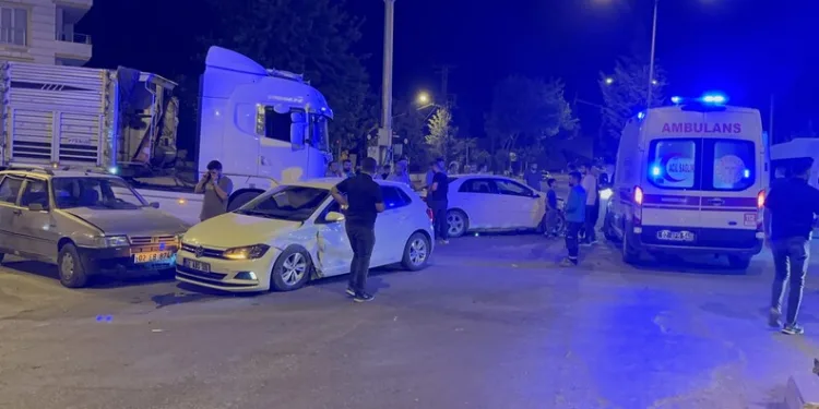 Yoldan çıkan tırın üzerindeki iş makinası düştü