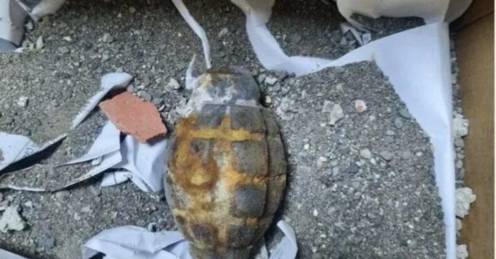Yoldan çıkan tırın üzerindeki iş makinası düştü
