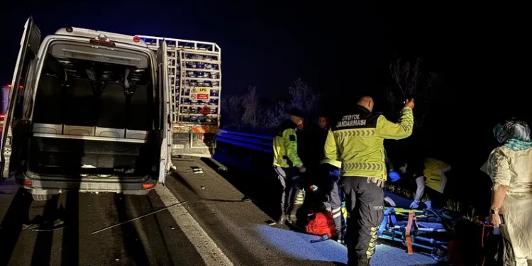 Yoldan çıkan tırın üzerindeki iş makinası düştü