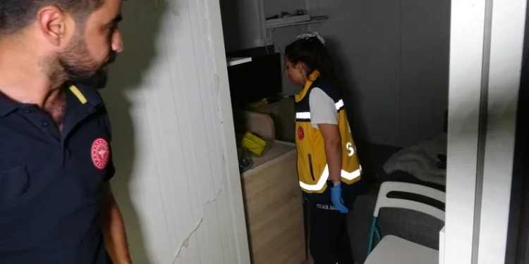 Yoldan çıkan tırın üzerindeki iş makinası düştü