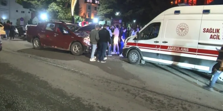 Yoldan çıkan tırın üzerindeki iş makinası düştü