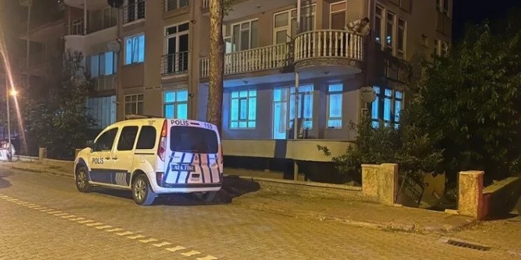 Yoldan çıkan tırın üzerindeki iş makinası düştü