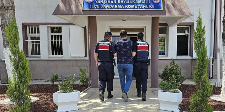 Yoldan çıkan tırın üzerindeki iş makinası düştü