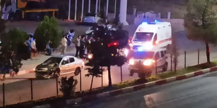 Yoldan çıkan tırın üzerindeki iş makinası düştü
