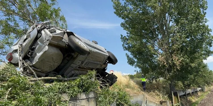 Mardin’de kontrolden çıkan otomobil şarampole yuvarlandı: 1 ölü, 1 yaralı