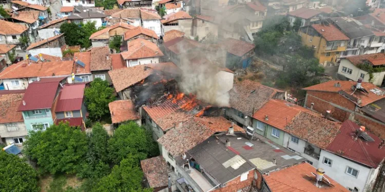 Düğün konvoyunda açılan ateş çocuğu yaraladı