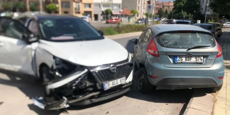 Elazığ’da kadın, bir iş yerine taşla saldırdı