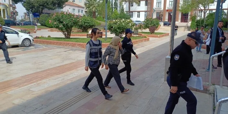 Elazığ’da kadın, bir iş yerine taşla saldırdı