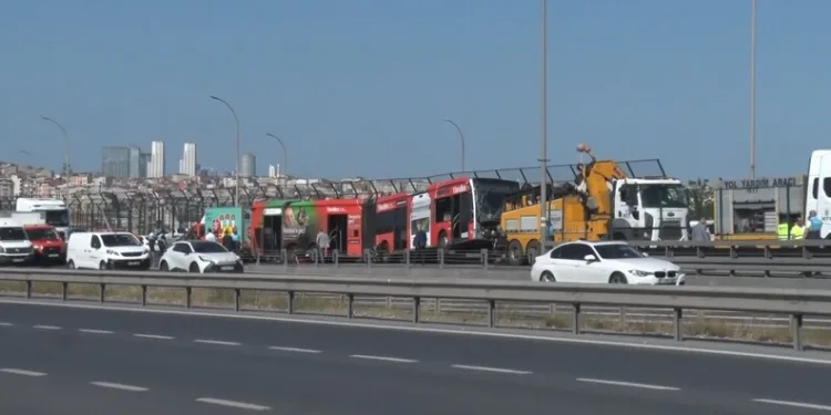 Manisa’da çöp kamyonunun çarptığı motosiklet sürücüsü kurtarılamadı