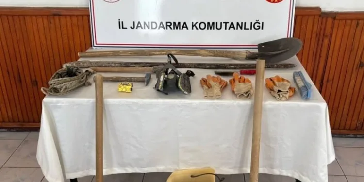 Kastamonu’da kaçak kazı yaparken yakalanan 3 kişi yakalandı