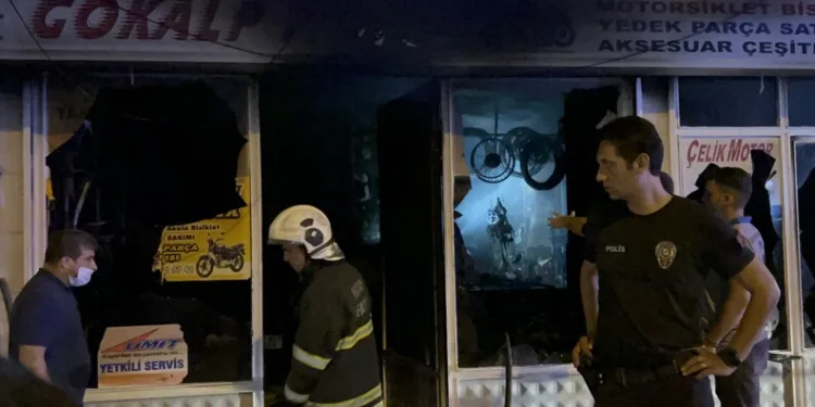 Düğünde atılan havai fişek buğday tarlasını küle çevirdi