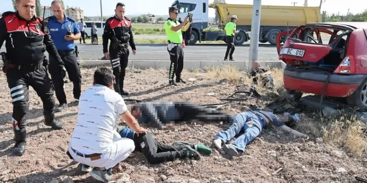 Otomobil ile motosiklet kafa kafaya çarpıştı: 1 ölü