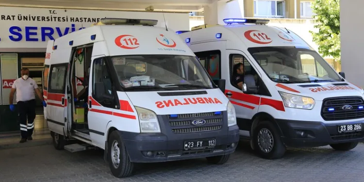 Elazığ’da motosiklet istinat duvarına çaptı: 2 yaralı