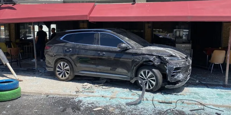 Elazığ’da motosiklet istinat duvarına çaptı: 2 yaralı