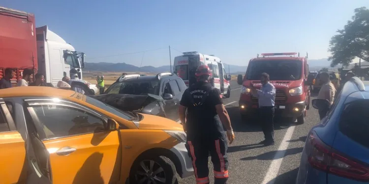 Elazığ’da motosiklet istinat duvarına çaptı: 2 yaralı