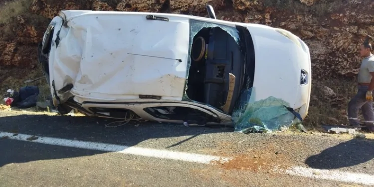Elazığ’da motosiklet istinat duvarına çaptı: 2 yaralı