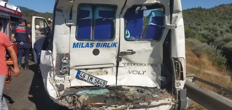 Beton mikseri dolmuşa çarptı: 1 ölü, 13 yaralı