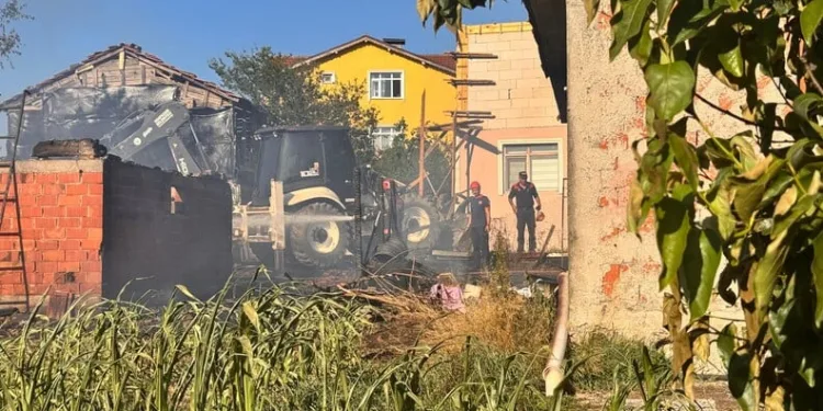 Kötü koku üzerine girilen evde yaşlı adamın cansız bedeniyle karşılaşıldı