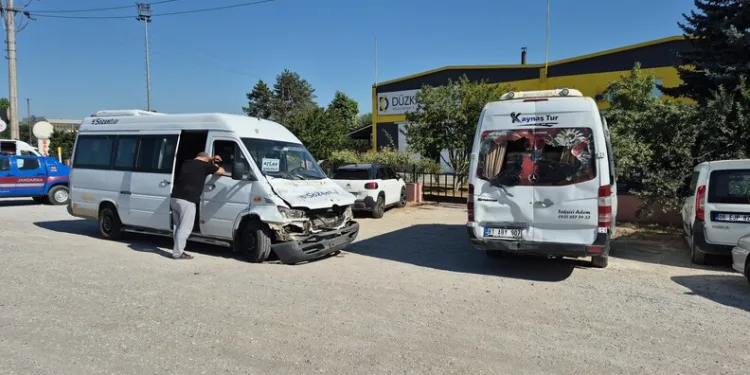 Düzce’de 2 servis aracı ve tır kazaya karıştı: 6 yaralı