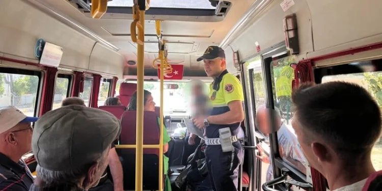 Düzce’de 2 servis aracı ve tır kazaya karıştı: 6 yaralı