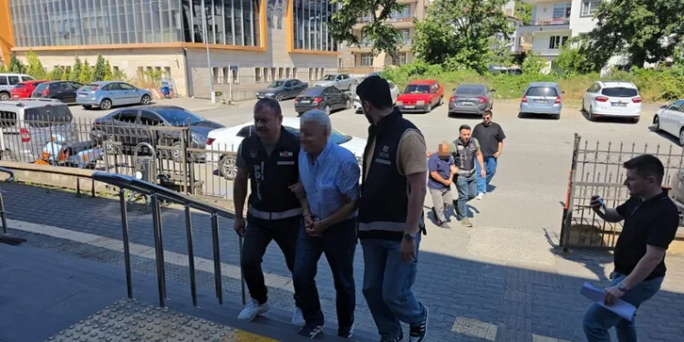 Düzce’de 2 servis aracı ve tır kazaya karıştı: 6 yaralı