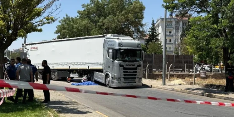 Akhisar’da başlayan orman yangınına müdahale devam ediyor