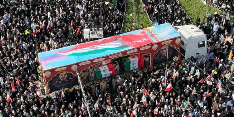 Akhisar’da başlayan orman yangınına müdahale devam ediyor