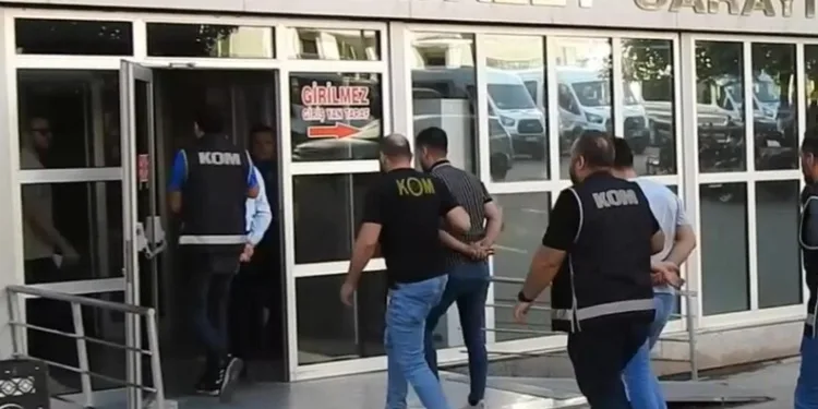 Akhisar’da başlayan orman yangınına müdahale devam ediyor