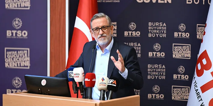 “İş dünyasının önünü açacak projeleri üretmek zorundayız”