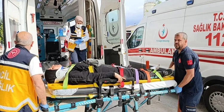 Bursa’da otomobil ile motosiklet çarpıştı: 3 yaralı