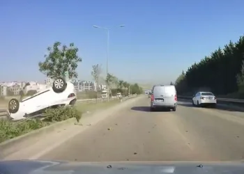 Bursa’da kontrolden çıkan araç takla attı