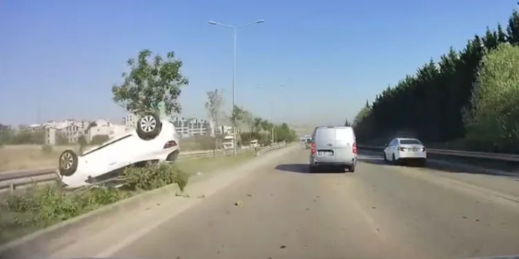 Bursa’da kontrolden çıkan araç takla attı