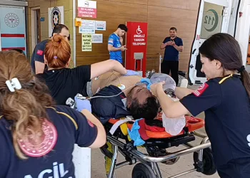 Bursa’da fabrika çatısından düşen usta ağır yaralandı