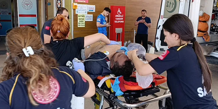 Bursa’da fabrika çatısından düşen usta ağır yaralandı