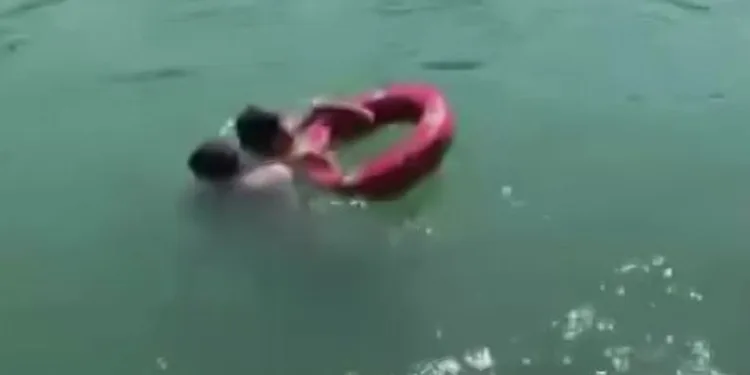 Yeğenini kurtardı, boğularak can verdi