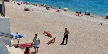 Evsiz adam Konyaaltı Sahili’nde ölü bulundu
