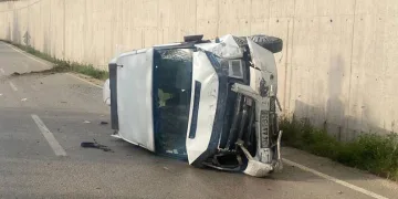 Minibüsün devrilmesi sorucu 10 kişi yaralandı