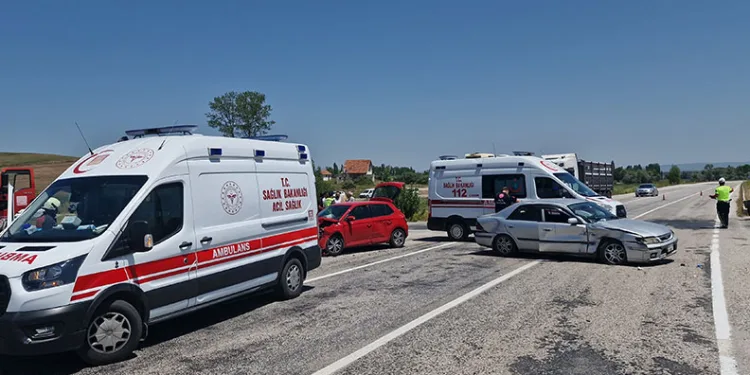 Çorum’da iki otomobil çarpıştı: 4 yaralı