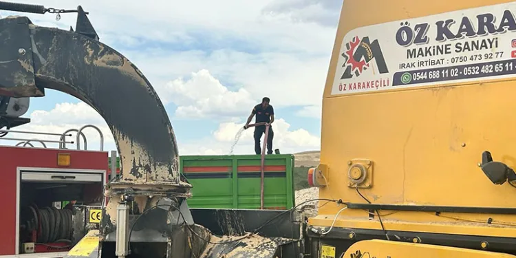 Siirt’te biçerdöverden sıçrayan kıvılcım yangına neden oldu