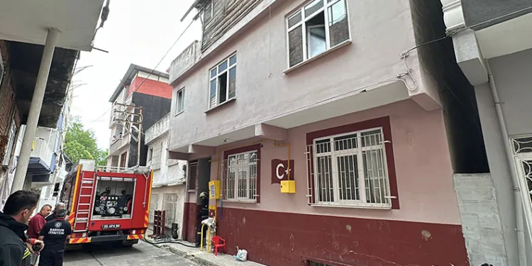 Samsun’da ev yangını: Anne ve kızı dumandan etkilendi