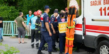 Çocuğunu kurtarmak isteyen anne hayatını kaybetti